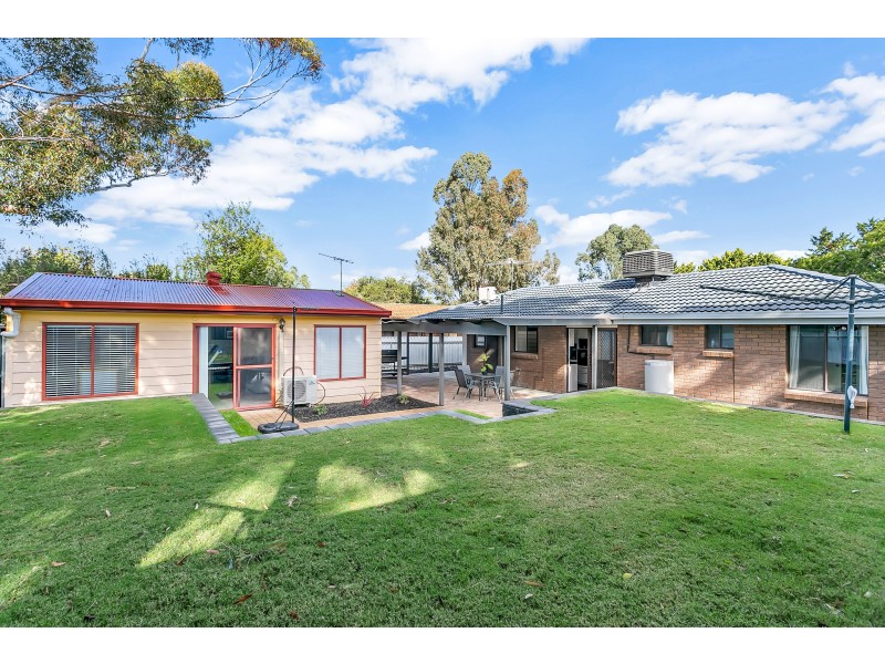 18 Rosemont Avenue, Woodcroft SA 5162