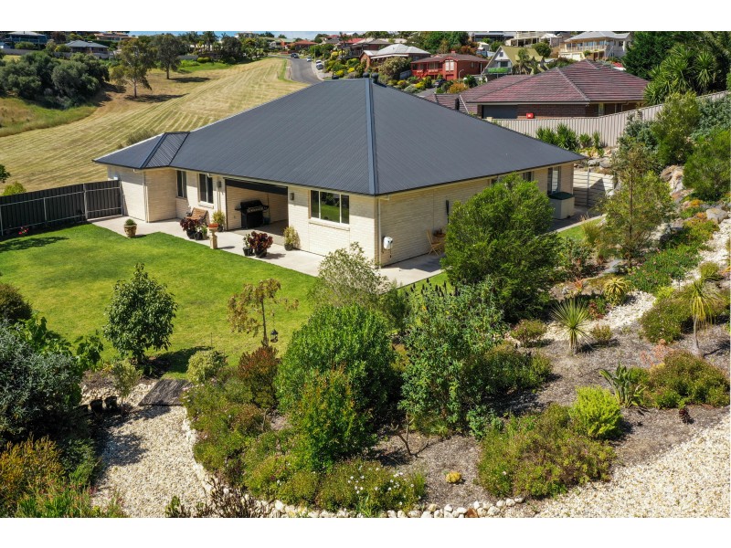 2 Nurlo Road, Noarlunga Downs SA 5168