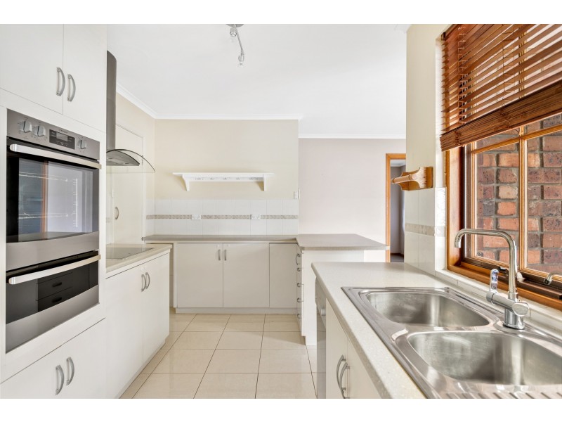 1 Lexcen Grove, Happy Valley SA 5159