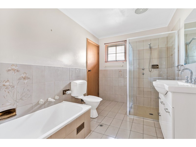 1 Lexcen Grove, Happy Valley SA 5159