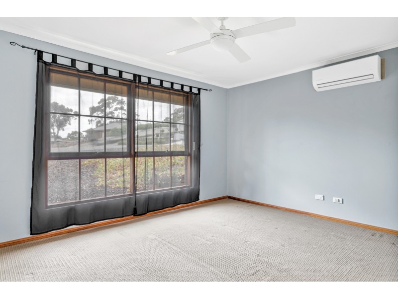 1 Lexcen Grove, Happy Valley SA 5159