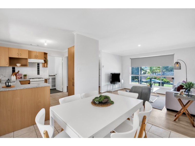 2 Bonnie Ct, Christie Downs SA 5164