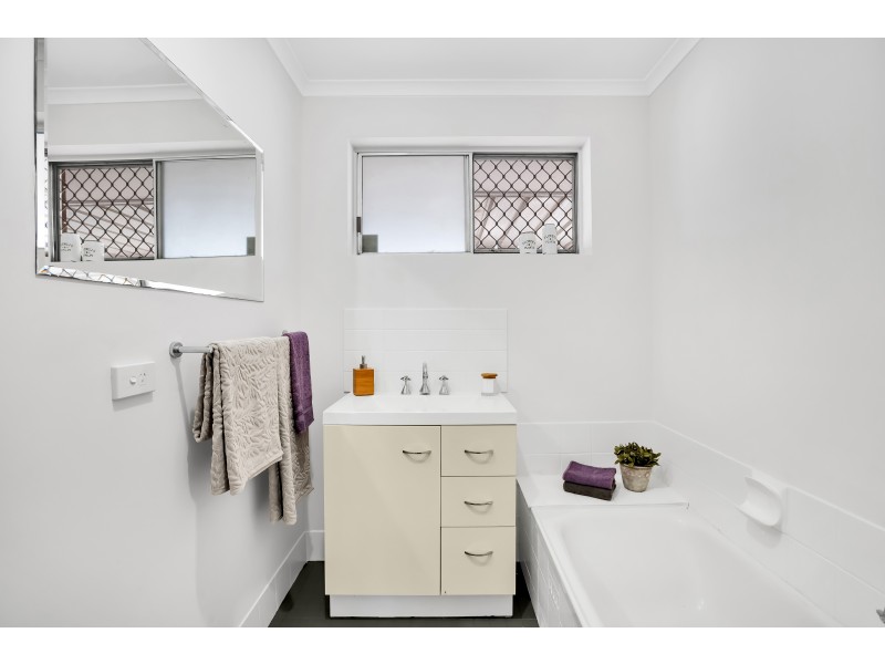 2 Bonnie Ct, Christie Downs SA 5164