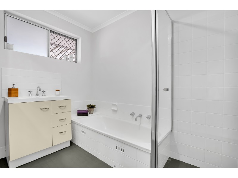 2 Bonnie Ct, Christie Downs SA 5164