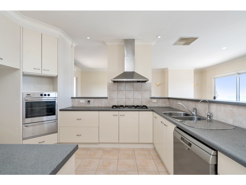 18 Albatross Walk, Hallett Cove SA 5158