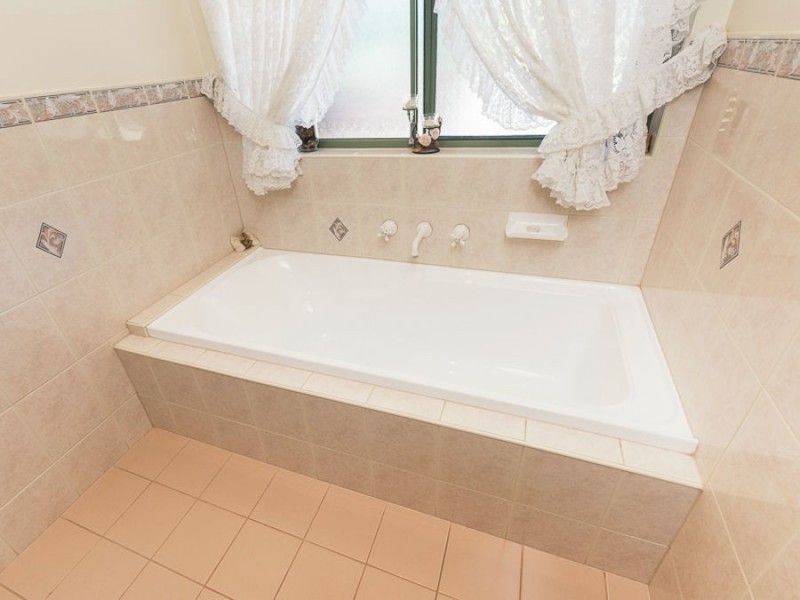 16 Queen Louisa Drive, Murray Bridge SA 5253