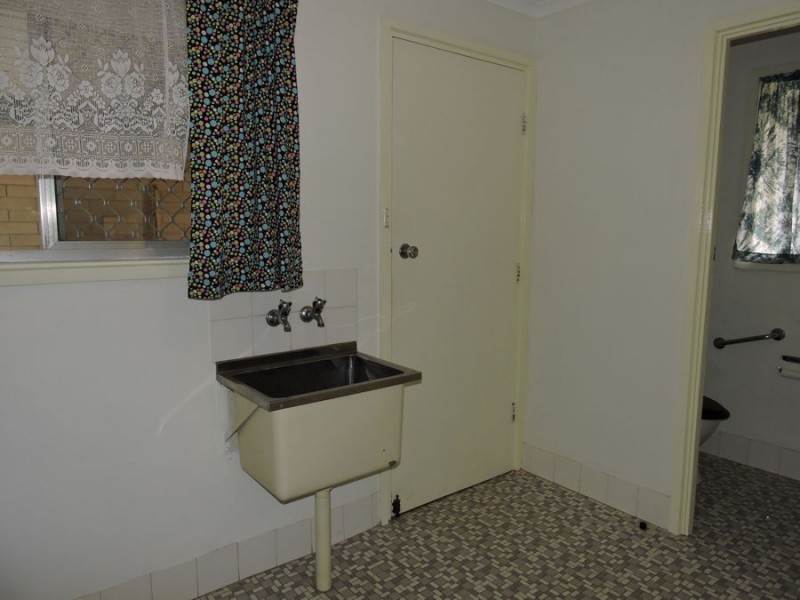 8 Male, Murray Bridge SA 5253