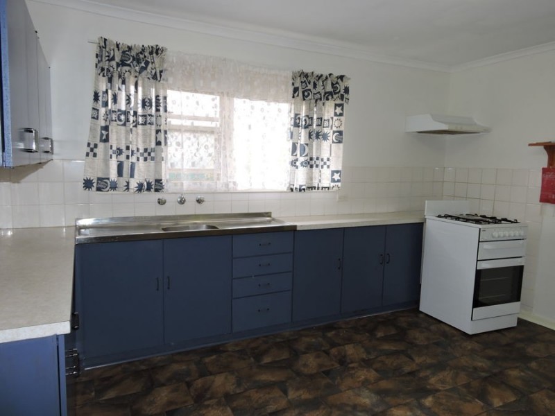 8 Male, Murray Bridge SA 5253