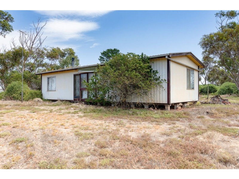 27 Heinjus Road, Strathalbyn SA 5255