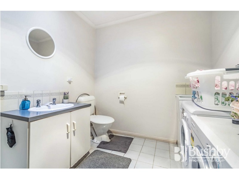 4/4 Roger Retreat, Newnham TAS 7248