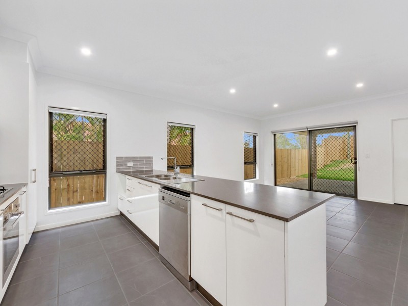 2 Vorneen Lane, Mitchelton QLD 4053