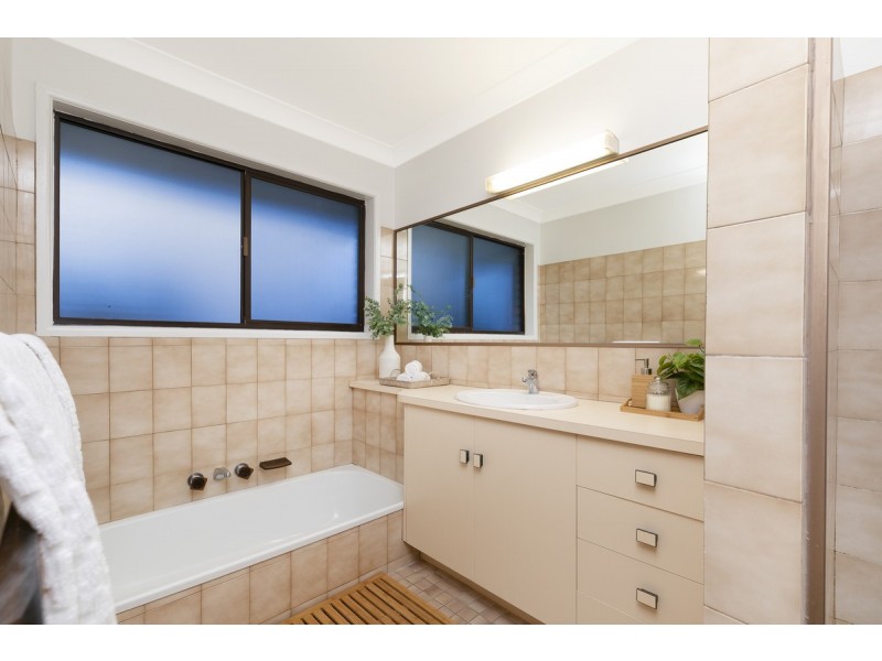 1 Charmaine Court, Albany Creek QLD 4035