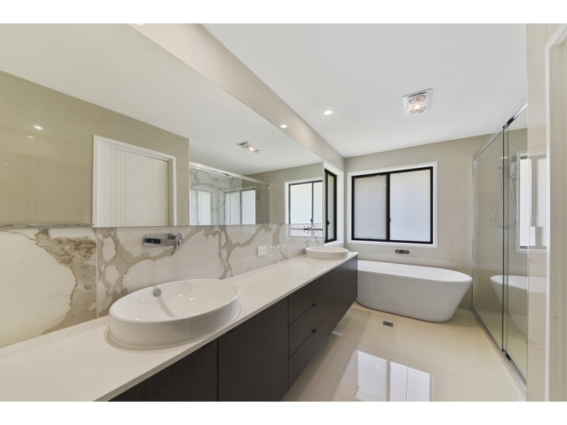 6 Serene Court, Bridgeman Downs QLD 4035