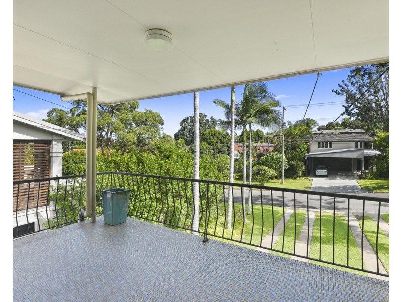 15 Lawrence Road, Chermside West QLD 4032