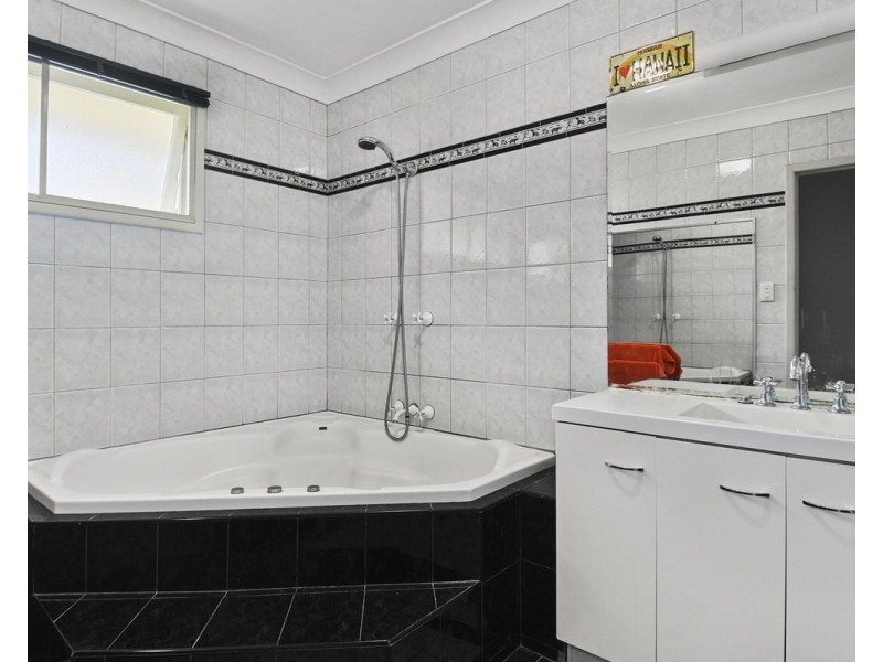 15 Lawrence Road, Chermside West QLD 4032
