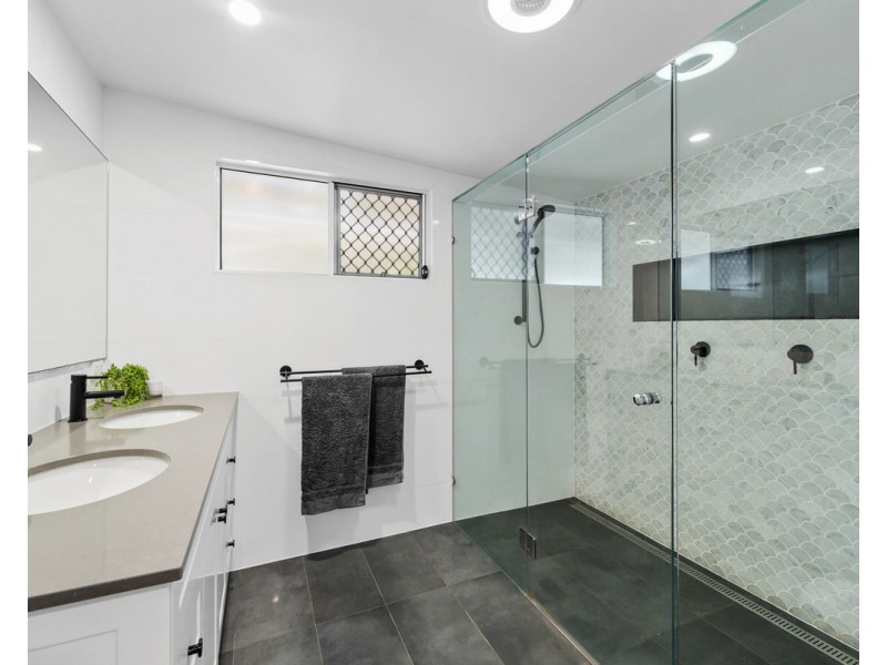 1 Neville Road, Bridgeman Downs QLD 4035