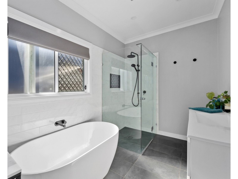 1 Neville Road, Bridgeman Downs QLD 4035