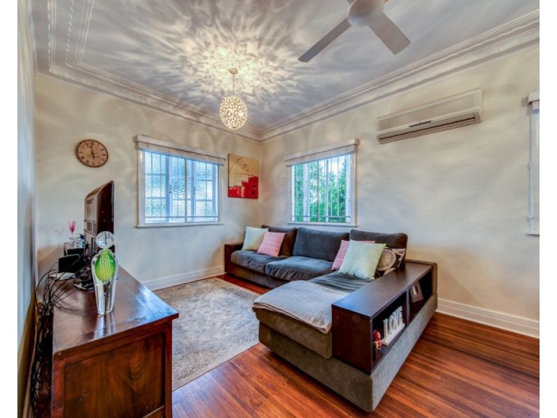 8 Farnell Street, Chermside QLD 4032