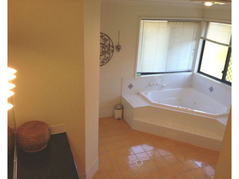 2 Meranti Crescent, Albany Creek QLD 4035