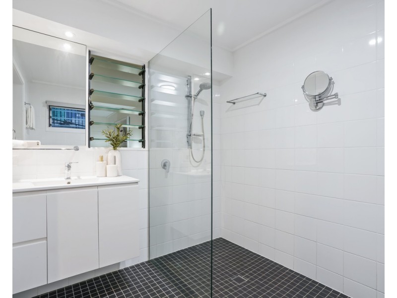 14 Lawrence Road, Chermside West QLD 4032