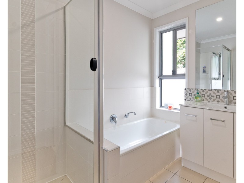 21 Crossing Drive, Eatons Hill QLD 4037