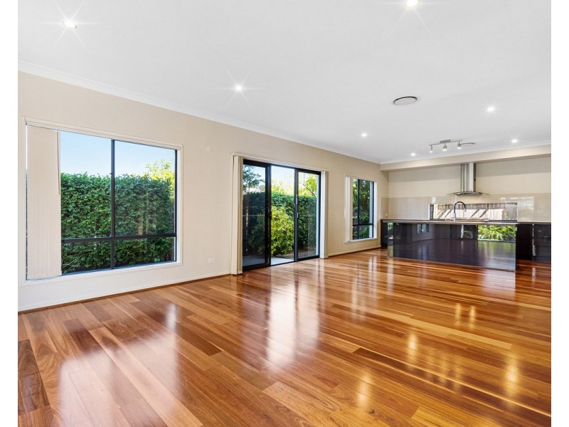 6 Scholard Crescent, Bridgeman Downs QLD 4035