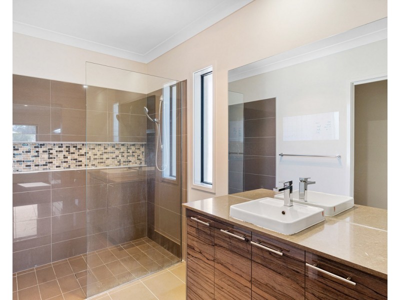 6 Scholard Crescent, Bridgeman Downs QLD 4035