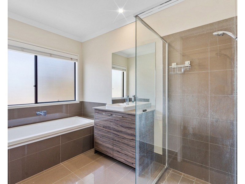 6 Scholard Crescent, Bridgeman Downs QLD 4035