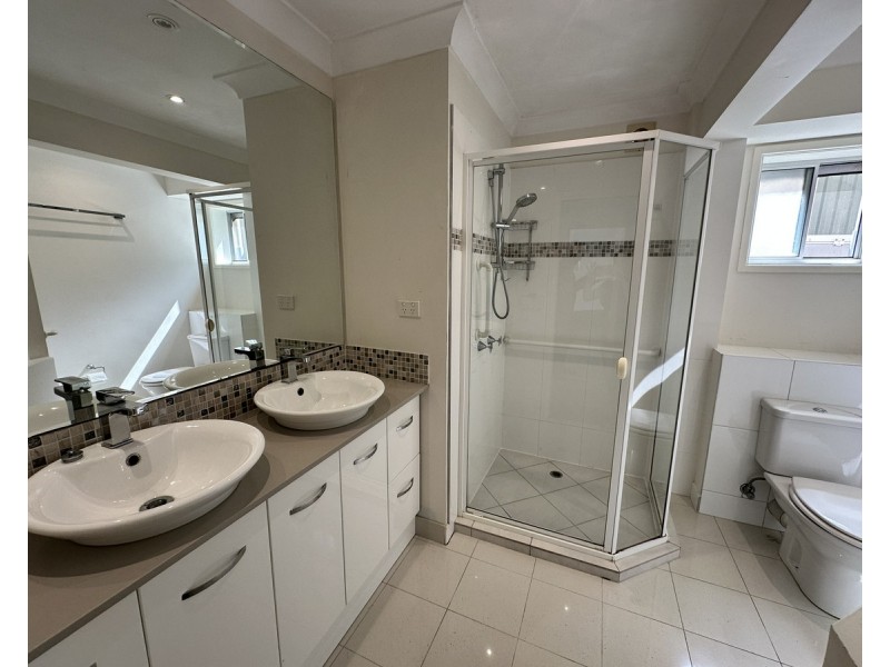 8 Lawrence Road, Chermside West QLD 4032