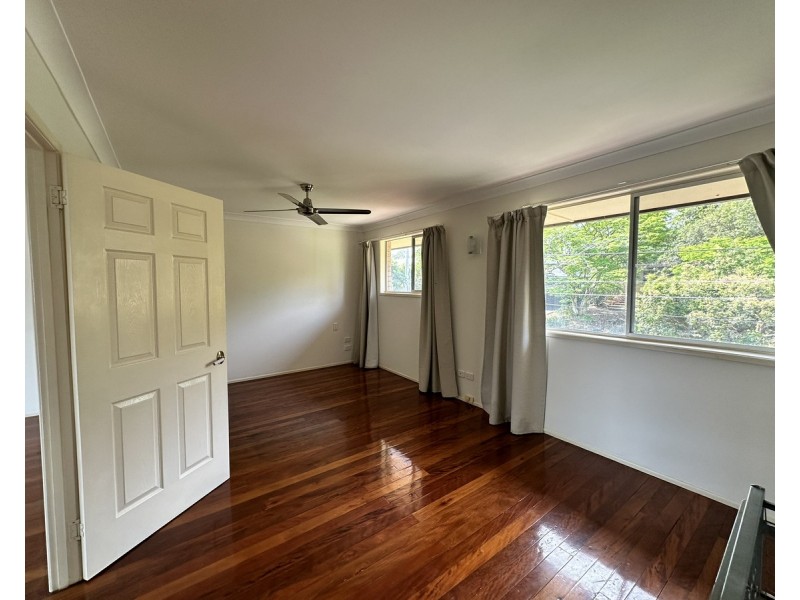 8 Lawrence Road, Chermside West QLD 4032