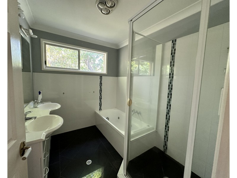 8 Lawrence Road, Chermside West QLD 4032