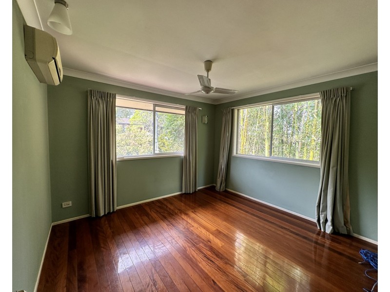 8 Lawrence Road, Chermside West QLD 4032