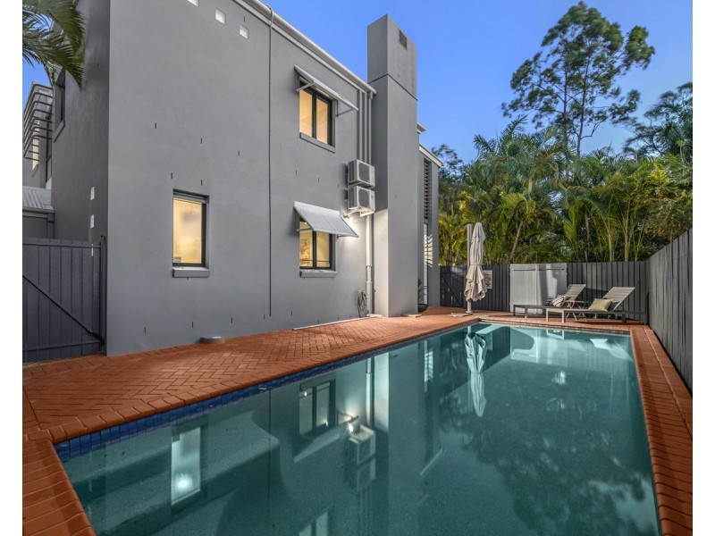 16 Ashley Road, Chermside West QLD 4032