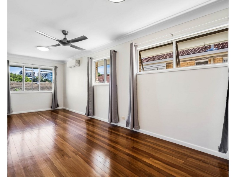 77 Curwen Terrace, Chermside QLD 4032