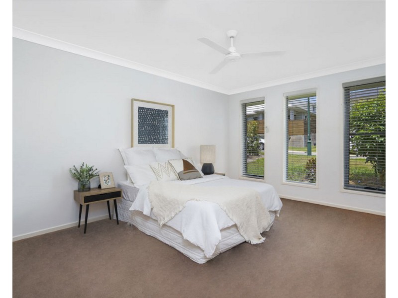 10 April Crescent, Bridgeman Downs QLD 4035