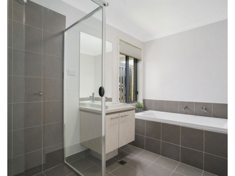 10 April Crescent, Bridgeman Downs QLD 4035