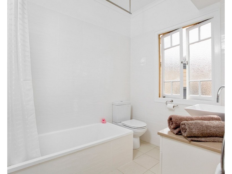 98 Clayton Street, Sandgate QLD 4017