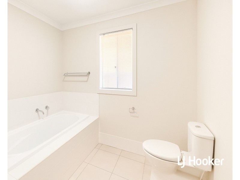 8 Cape Arid Park Way, Fitzgibbon QLD 4018