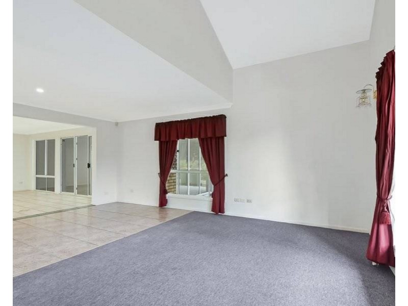 2 Silkyoak Way, Albany Creek QLD 4035