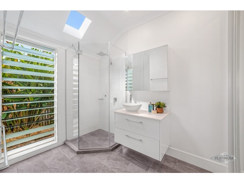 1 Rosemont Court, Mooroobool QLD 4870