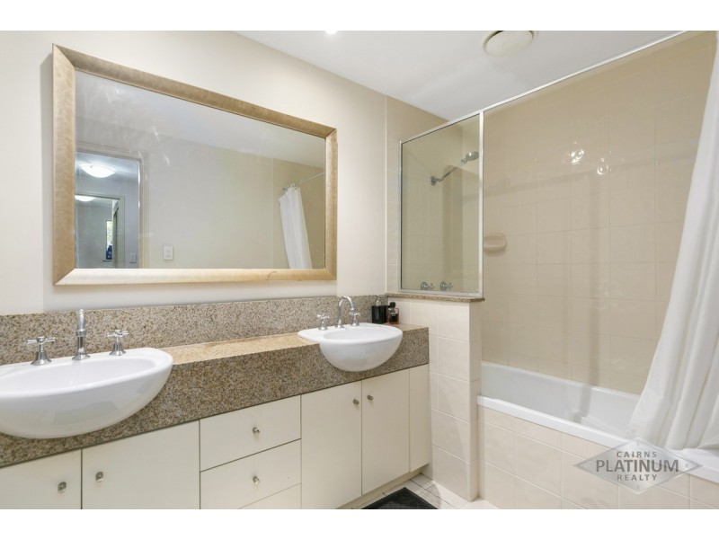 1108/2 Greenslopes Street, Cairns North QLD 4870