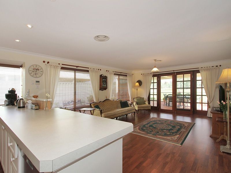 24 Gentle Circle, South Guildford WA 6055