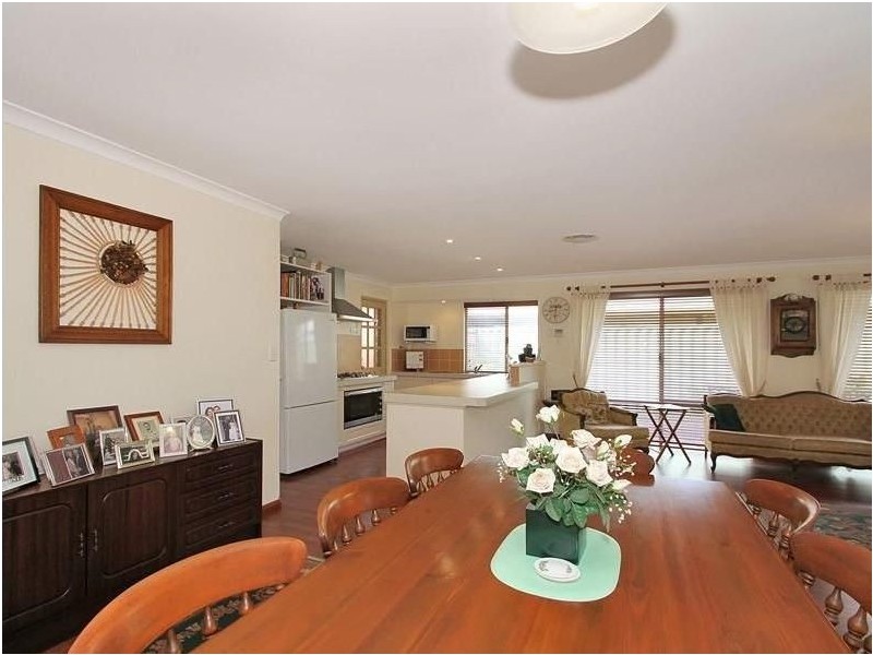 24 Gentle Circle, South Guildford WA 6055