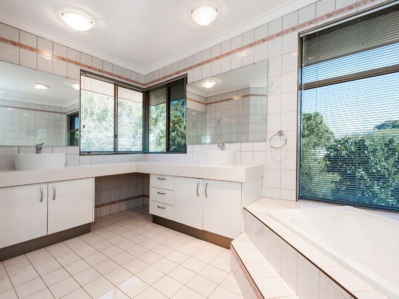 11 Almondtree Lane, Maida Vale WA 6057