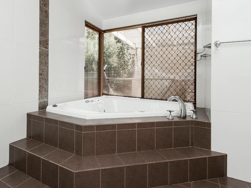 11 Almondtree Lane, Maida Vale WA 6057