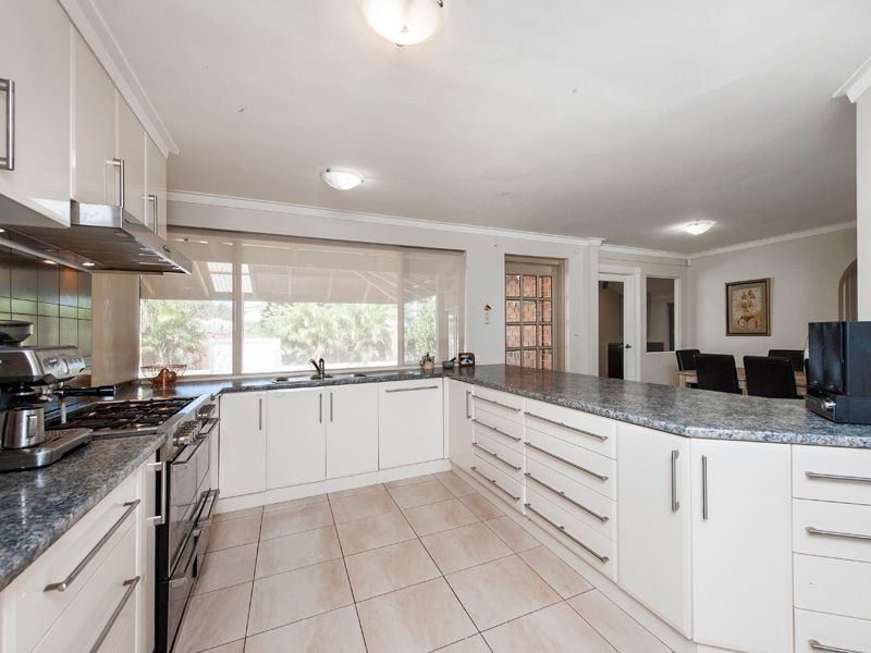 11 Almondtree Lane, Maida Vale WA 6057