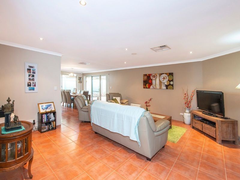 21 Regency Ramble, Wattle Grove WA 6107