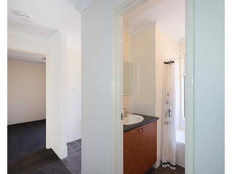 9/4 Wittenoom Road, High Wycombe WA 6057