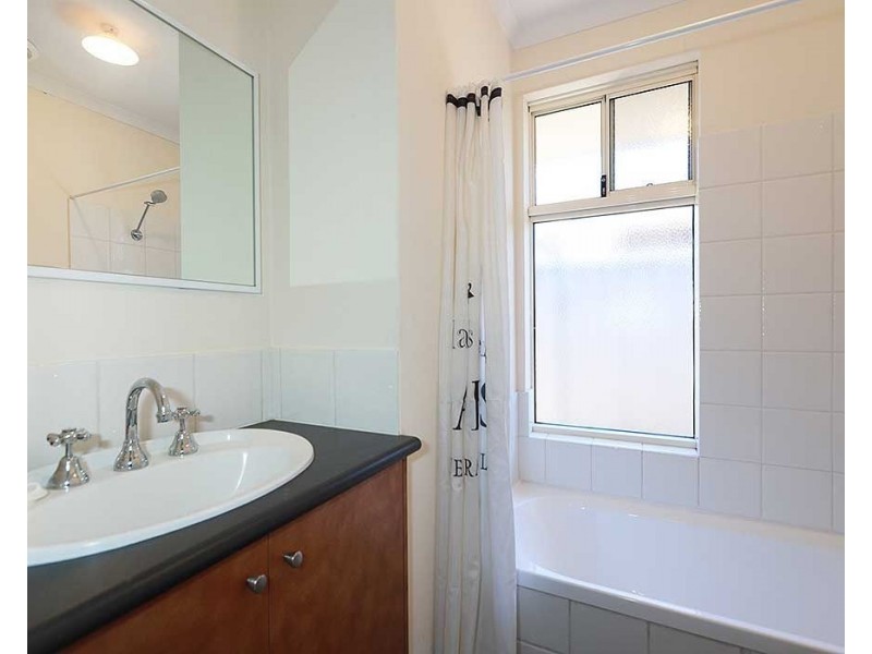 9/4 Wittenoom Road, High Wycombe WA 6057