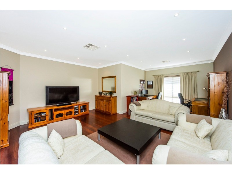 54 Hawkevale Road, High Wycombe WA 6057